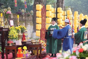 Trình diễn tái hiện nghi lễ 'Tống cựu nghinh tân' tại Khu di sản Hoàng thành Thăng Long - Hà Nội.