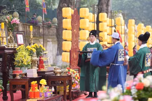 Trình diễn tái hiện nghi lễ 'Tống cựu nghinh tân' tại Khu di sản Hoàng thành Thăng Long - Hà Nội.