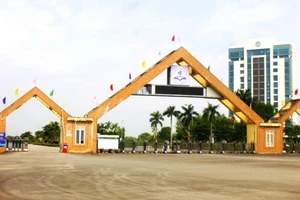 Trường Đại học Hà Tĩnh (thuộc xã Cẩm Vịnh, huyện Cẩm Xuyên, Hà Tĩnh).