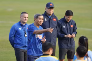 Huấn luyện viên Mai Đức Chung chỉ đạo trong một buổi tập trước thềm Vòng chung kết ASIAN Cup 2026. Ảnh: INT.