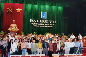 Đoàn nhà văn Đại học Tổng hợp Hà Nội dự Đại hội Hội Nhà văn lần thứ 7. Ảnh: NVCC.