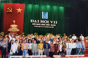 Đoàn nhà văn Đại học Tổng hợp Hà Nội dự Đại hội Hội Nhà văn lần thứ 7. Ảnh: NVCC.
