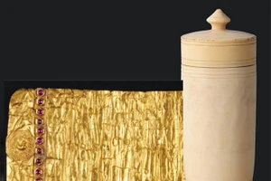 Bức thư bằng vàng và ống chứa là ngà voi rỗng.