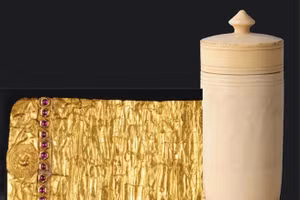 Bức thư bằng vàng và ống chứa là ngà voi rỗng.