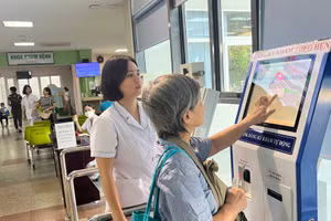 Người dân làm thủ tục khám với các ki-ốt điện tử, rút ngắn thời gian chờ đợi khám tại Bệnh viện Đa khoa Đức Giang (Hà Nội).