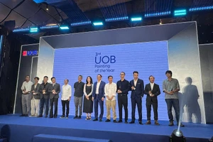 Ban tổ chức và Ban giám khảo trao giải cho các nghệ sĩ đoạt giải UOB Painting of the Year 2025 tại Việt Nam.