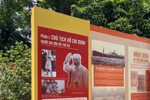 Triển lãm 'Chủ tịch Hồ Chí Minh - Tinh hoa dân tộc, Tầm vóc thời đại' diễn ra một tháng, trong không gian Khu Di tích Chủ tịch Hồ Chí Minh tại Phủ Chủ tịch. Ảnh: BTC.