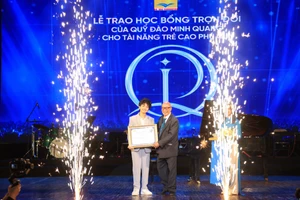 Tiến sĩ Đào Minh Quang trao học bổng cho tài năng trẻ trong lĩnh vực nghệ thuật.