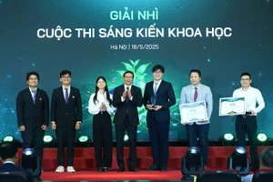 Nhóm nghiên cứu vừa đoạt giải Nhì Cuộc thi Sáng kiến Khoa học năm 2024.