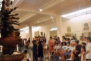 Khách tham quan bảo vật quốc gia 'Phật bà Quan Âm' tại Bảo tàng Mỹ thuật Việt Nam.