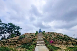 Bảo tháp Vạn Phong Thành Thiện danh tiếng xưa kia, nay được tôn tạo thờ tượng Phật.