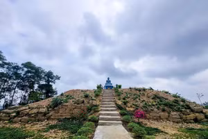 Bảo tháp Vạn Phong Thành Thiện danh tiếng xưa kia, nay được tôn tạo thờ tượng Phật.