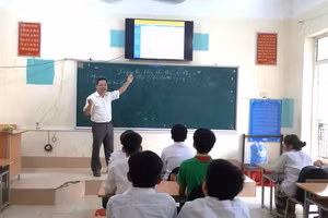 Thầy Vi Xuân Định, giáo viên Trường PTDTBT THCS Hồng Phong, chia sẻ với học sinh về tác hại của thuốc lá.