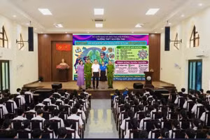 Trường THPT Nguyễn Trãi tuyên truyền phòng chống thuốc lá cho học sinh.
