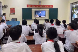 Trường THCS Nguyễn Du tăng cường lồng ghép các nội dung phòng chống thuốc lá trong các hoạt động giảng dạy, sinh hoạt chuyên đề. Ảnh: N.L