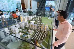 Khách hàng tìm hiểu thông tin một dự án nhà ở tại Hà Nội. Ảnh minh họa: INT