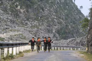 Những bước chân bé nhỏ vươn lên đi tìm cái chữ. Ảnh: HTH