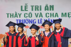 Nhiều phụ huynh mong muốn con trẻ học thêm những kỹ năng dịp hè. Trong ảnh là học sinh Trường Tiểu học Lê Văn Sĩ (TPHCM) trong lễ tri ân. Ảnh minh họa: L.N
