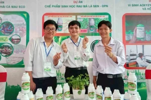 Nhóm học sinh và chế phẩm sinh học trừ sâu từ rau má lá sen.