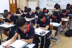Áp lực học tập tại Hàn Quốc khiến học sinh tốp đầu rời trường.
