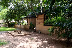 Bức tường đất từ cảm hứng nhà trình tường trong không gian Trúc Lâm. Ảnh: Hoàng Thúc Hào