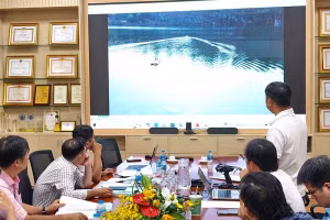 Thuyền tự hành cơ động tự lấy mẫu nước trên hồ Hóa An.