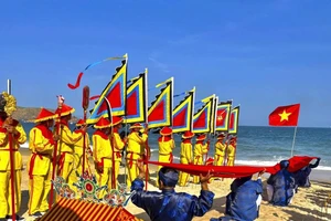 Nghi thức hành lễ rước thần Nam Hải Lễ trong Lễ hội Cầu ngư Vạn đầm Xương Lý. Ảnh: ITN.