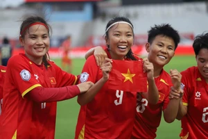 Tiền đạo kỳ cựu Huỳnh Như (9) và các đồng đội ăn mừng chiến thắng 3-1 trước Thái Lan ở AFF Cup nữ 2025. Ảnh: INT.