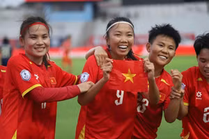 Tiền đạo kỳ cựu Huỳnh Như (9) và các đồng đội ăn mừng chiến thắng 3-1 trước Thái Lan ở AFF Cup nữ 2025. Ảnh: INT.