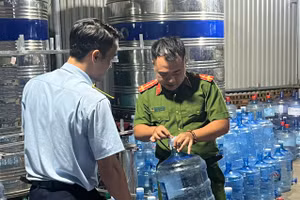 Cơ quan công an thu giữ hơn 500 bình nước Lavie giả các loại 19 lít và 18,5 lít.