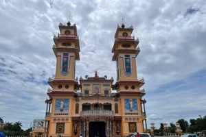 Công trình Tòa Thánh Tây Ninh là nơi sinh hoạt tính ngưỡng của tín đồ Đạo Cao Đài. Ảnh: Hà An.