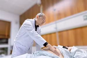 TS.BS Bùi Thanh Phúc thăm khám cho bệnh nhân trước phẫu thuật. Ảnh: BVCC