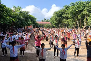 Học sinh Trường THCS Pá Mỳ (Nậm Kè, Điện Biên) thể dục giữa giờ.