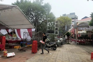 Khai thác hiệu quả các không gian công cộng như nhà văn hóa sẽ giúp giảm bớt kiểu dựng rạp ngoài đường, ngõ gây cản trở giao thông. Ảnh: Miên Thảo.