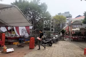 Khai thác hiệu quả các không gian công cộng như nhà văn hóa sẽ giúp giảm bớt kiểu dựng rạp ngoài đường, ngõ gây cản trở giao thông. Ảnh: Miên Thảo.