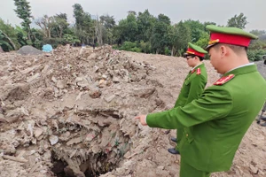 Công an kiểm tra khu vực đổ, san lấp chất thải.