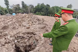 Công an kiểm tra khu vực đổ, san lấp chất thải.