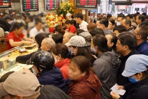 Trong khi nhiều khách hàng lựa chọn xếp hàng thì giao dịch vàng online cũng thu hút không ít người bởi sự tiện lợi dẫu tiềm ẩn rủi ro.