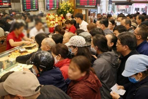 Trong khi nhiều khách hàng lựa chọn xếp hàng thì giao dịch vàng online cũng thu hút không ít người bởi sự tiện lợi dẫu tiềm ẩn rủi ro.