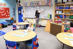 Nhiều giáo viên trẻ tại Mỹ nghỉ việc vì lương thấp, áp lực công việc lớn.