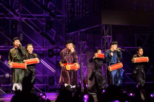 Các tác phẩm âm nhạc mang âm hưởng truyền thống kết hợp hiện đại được giới trẻ đón nhận nồng nhiệt. Ảnh: Anh Trai Vượt Ngàn Chông Gai.