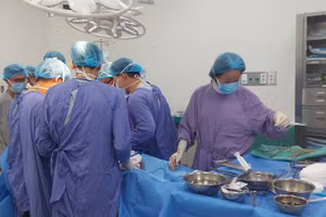 Người bệnh được truyền liên tục 7 đơn vị máu (tương đương với số máu đã mất). Ảnh: BVCC