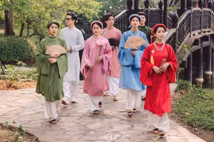 Nhiều bạn trẻ thể hiện nét riêng bằng việc chọn những bộ Việt phục cho ngày chụp kỷ yếu. Ảnh: Kỷ yếu Tobi