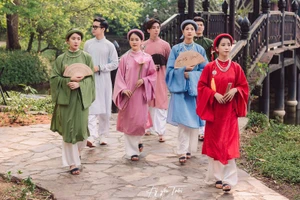 Nhiều bạn trẻ thể hiện nét riêng bằng việc chọn những bộ Việt phục cho ngày chụp kỷ yếu. Ảnh: Kỷ yếu Tobi