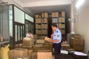 Hơn 7.000 sản phẩm nghi giả nhãn hiệu ZARA tại phường Phú Lương (TP Hà Nội).