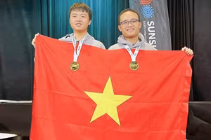 Trọng Khải và Minh Hoàng (phải) xuất sắc giành Huy chương Vàng Olympic Toán học quốc tế 2025. Ảnh: H.T