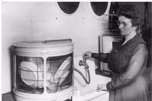 Máy rửa bát đĩa đã giúp phụ nữ bớt nhọc nhằn trong việc nhà.