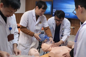Bệnh viện E tổ chức phổ biến kiến thức cấp cứu ngừng tuần hoàn. Ảnh: BVCC