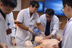 Bệnh viện E tổ chức phổ biến kiến thức cấp cứu ngừng tuần hoàn. Ảnh: BVCC