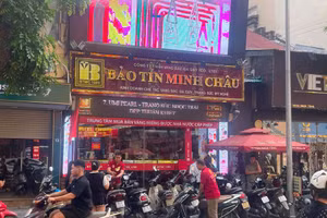 Người dân đến giao dịch vàng tại một cửa hàng vàng trên phố Trần Nhân Tông (Hà Nội).